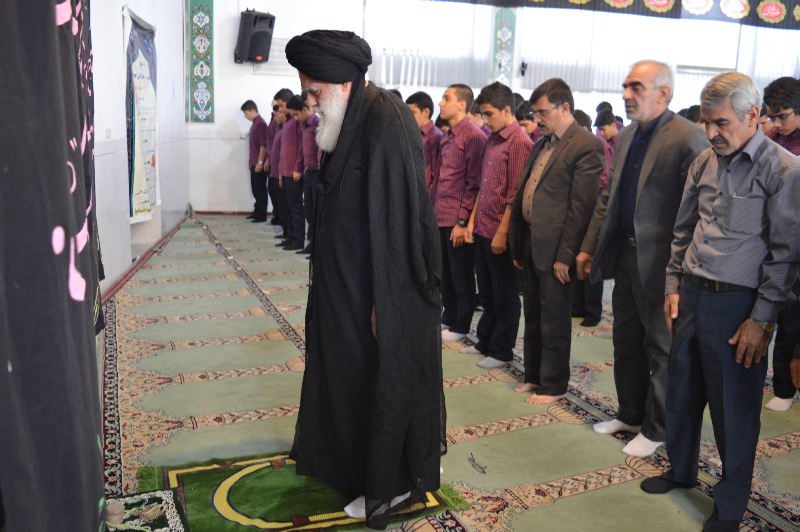 نماز جماعت ایت الله سیدعلیرضا حیدری در آموزشگاه